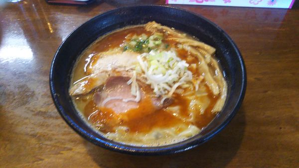 「濃厚魚介豚骨エビ風味、自家製ワンタン」@はりけんラーメンの写真