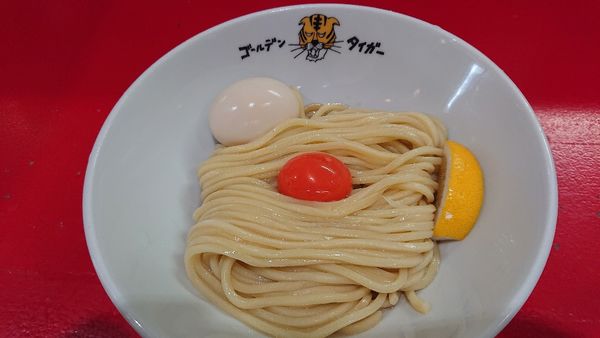 「味玉TKM+レモン750円＋ごはん(小)50円」@ゴールデンタイガーの写真