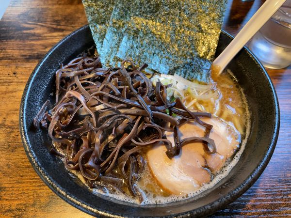 「豚骨醤油らーめん 普通盛 太麺」@麺処 葵月の写真