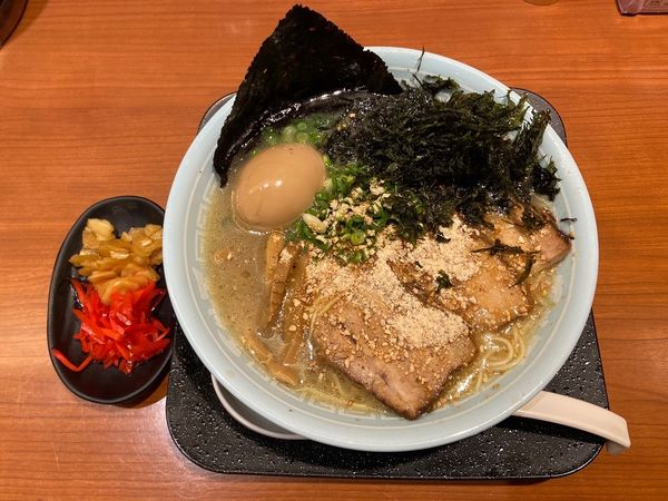 「特製天外天ラーメン＋ニンニク醤油漬・紅生姜」@天外天 東京ラーメンストリート店の写真