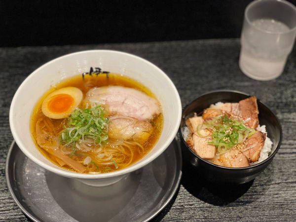 「伊駄天らーめん醤油+柚子叉焼めし」@麺行使 伊駄天 静岡店の写真