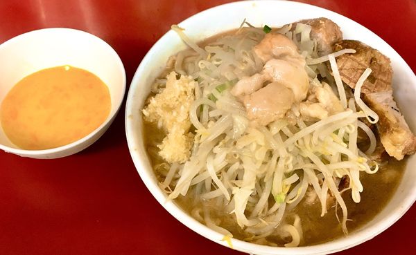 「小少なめブタ入りニンニクアブラ+ 極上生たまご」@ラーメン二郎 相模大野店の写真