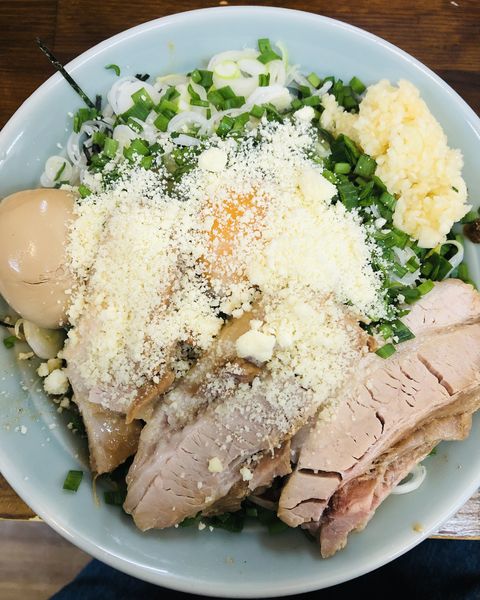 「べべグリーン台湾まぜそば(チャーシュー、粉チーズ)1200円」@麺屋 べべの写真