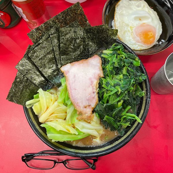 「ラーメン＋キャベツ＋青菜」@IEKEI_TOKYO 王道家直系の写真