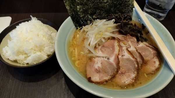 「チャーシュー麺（固め・濃め）+半ライス」@横浜ラーメン 増田家 幕張店の写真