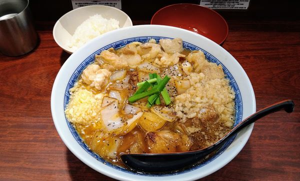 「スタミナ中華セット(ニンニク・アブラ)+国産牛もつ」@中華そば たた味の写真