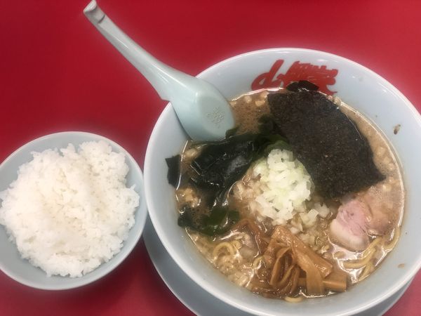 「プレミアム醤油とんこつラーメン　ライス付」@ラーメン山岡家 富山田尻店の写真