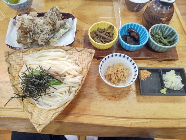 「松(ざるうどん+舞茸天ぷら+山菜煮付け+小鉢)2,310円」@大澤屋 第一店舗の写真