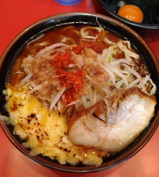 「辛いらーめんミニ+炙りチーズ、生卵」@麺屋 桐龍 久喜店の写真