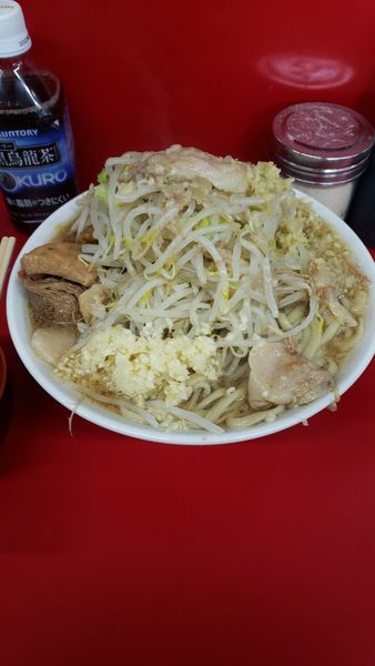 「子ぶた850円＋生卵50円」@ラーメン二郎 大宮公園駅前店の写真