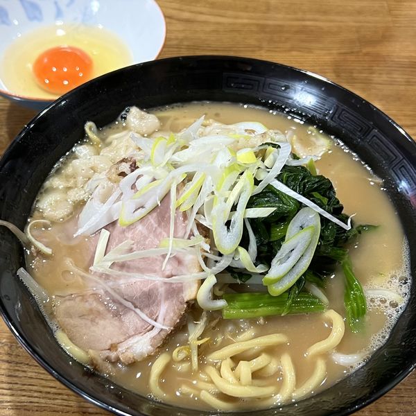 「げんこつらーめん（野菜増し・背脂増し）＋生玉子」@げんこつらーめん 日の光の写真