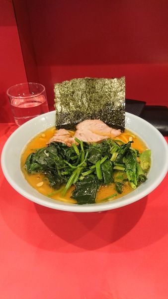 「ラーメン　濃いめ　油多め　レン草追加」@横浜家系ラーメン 黄金家の写真