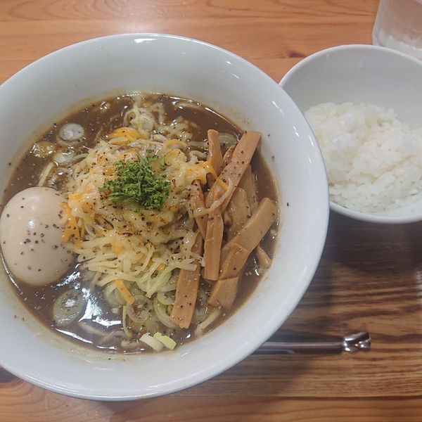 「胡椒香るスパイシーカレーブラックそばライスset900円他」@アメノオトの写真
