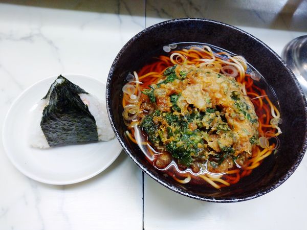 「春菊そば＋おにぎり（しゃけ）」@大和屋の写真