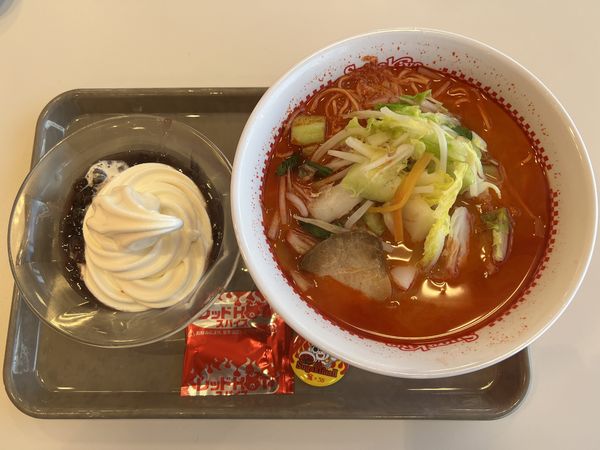 「地獄の赤ラーメン490円+クリームぜんざい240円」@スガキヤ イオンタウン本巣店の写真