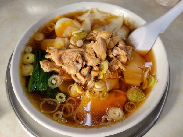 「ワンタンメン 700円+鶏皮 100円」@盛信軒の写真