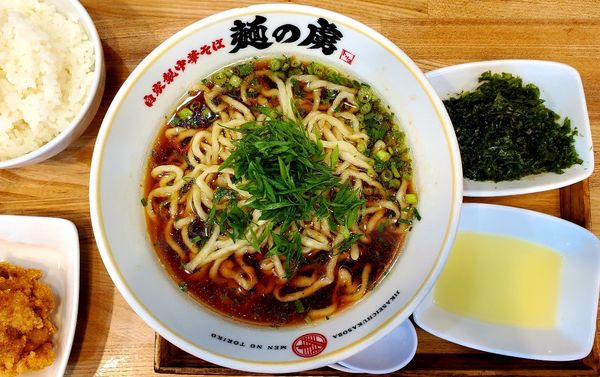「しょうゆ中華そば(大盛)チャーシュー、メンマ抜き」@自家製中華そば 麺の虜の写真