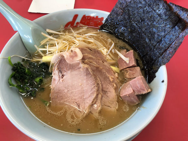 「醤油ネギチャーシュー麺　コロチャーシュー6個」@山岡家 越谷レイクタウン店の写真