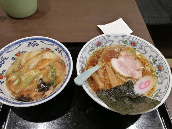 「ラーメン　中華丼セット　　830円」@四つ角飯店の写真