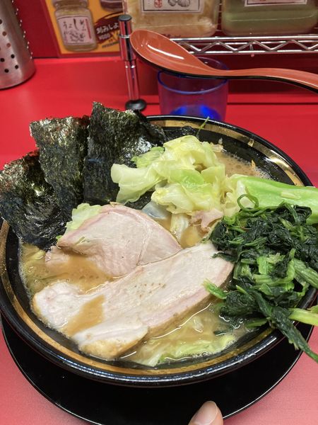 「ラーメン(麺カタ、キャベツ)」@家系ラーメン王道家直伝 との丸家 松飛台店の写真