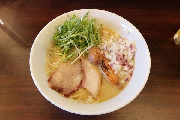 「鶏白湯らーめん￥８８０＋玉ネギ￥１００」@麺乃はるの写真