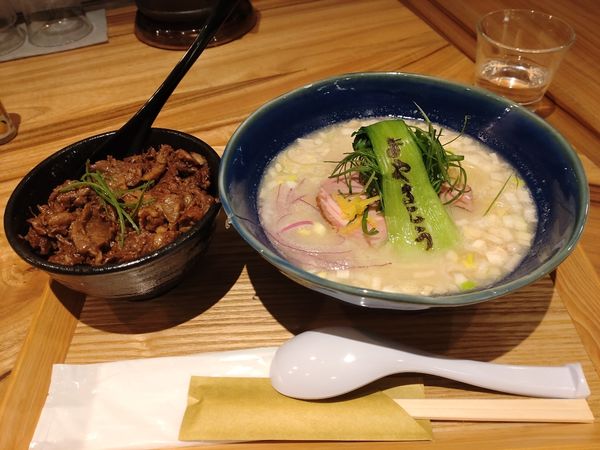 「昆布と鶏の濃厚白湯ラーメン＋牛すじ丼」@つけ麺 らぁ麺 やまこうの写真
