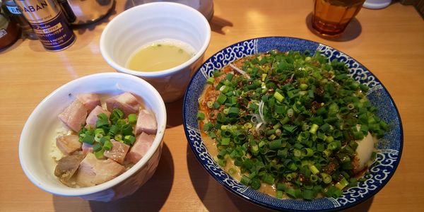 「汁なし担々麺+大盛+ネギ増し+チャーシュー丼」@中華そば 虎桜の写真