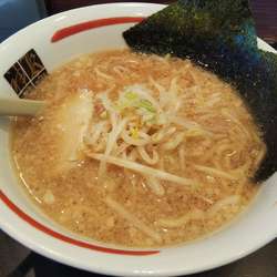 とんこつしょうゆ　：太麺