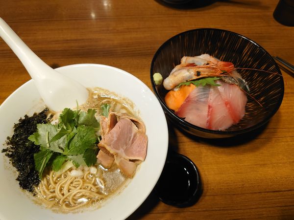 「【限定②】青森県産の煮干しそば850円＋海鮮丼500円＆獺祭」@寿製麺よしかわ 川越店の写真