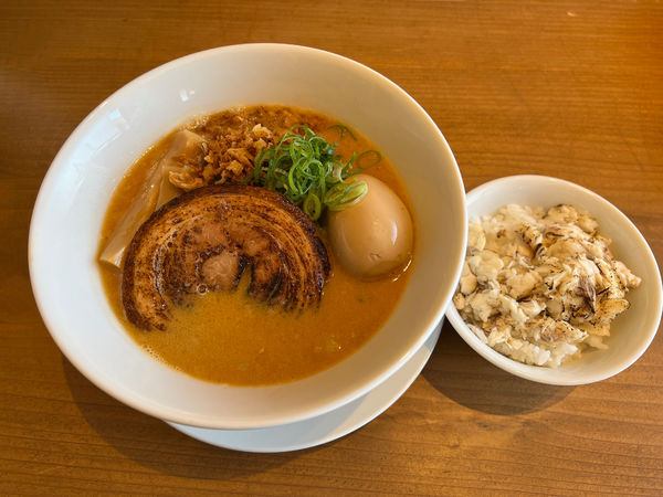 「鯛骨味噌らぁ麺800円+煮卵100円＋鯛炙り飯200円」@鯛骨らぁ麺 あぐらの写真