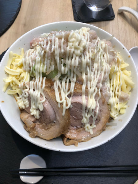 「まぜそばM 850円　豚1枚150円」@JUNK NOODLE FACTORYの写真