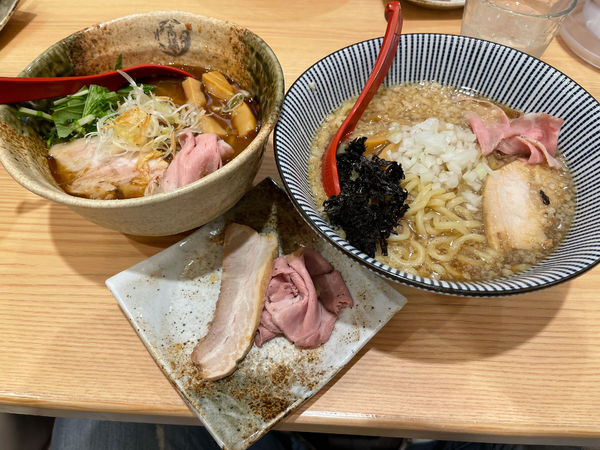 「焼きあご塩らー麺＋背脂醤油らー麺＋チャーシュー2色盛」@焼きあご塩らー麺 たかはし 越谷レイクタウン店の写真