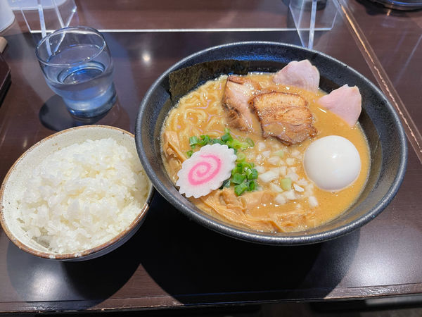 「特製濃厚中華そば＋ライス」@中華そば 輝羅の写真