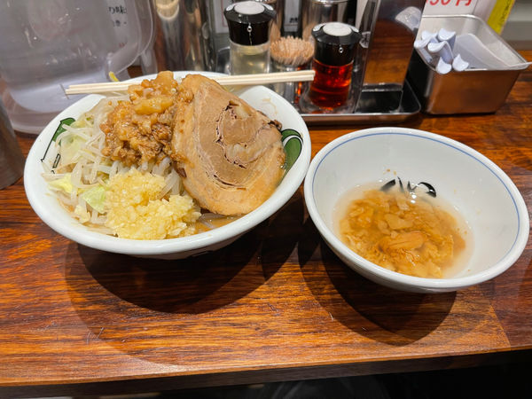 「濃厚雷そば並ニンニクアブラ＋チーズ＋アブラ」@雷 北松戸本店の写真