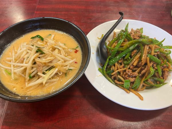 「玉蘭春ラーメン チンジャオロース飯　720円」@中華料理 玉蘭春の写真