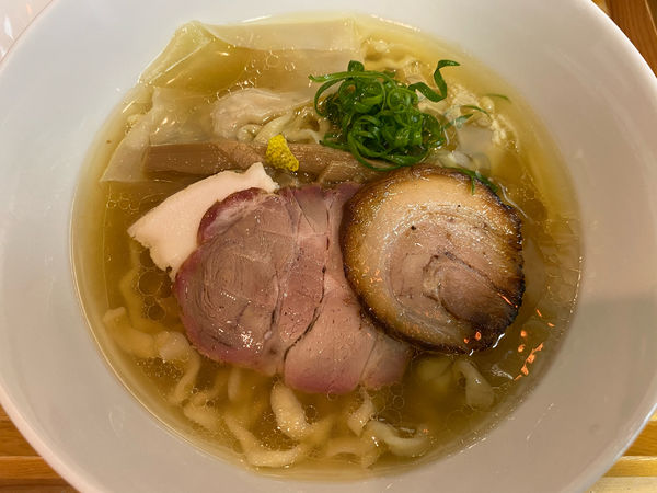 「塩らぁ麺 手揉み麺」@鶏と魚の写真