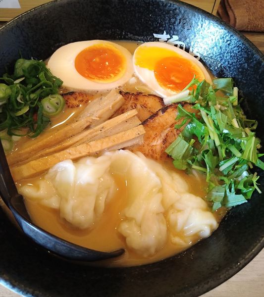 「炙り豚らーめん+ワンタン」@麺や ふくわらいの写真