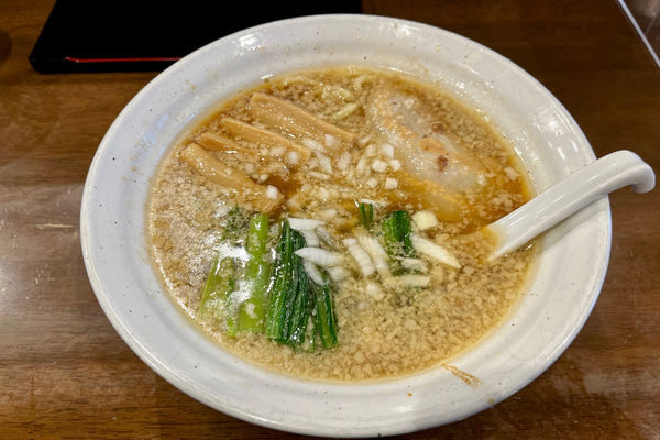 「背脂煮干醤油800円+黒豚炒飯800円」@自家製多加水極太麺 ISAMIの写真
