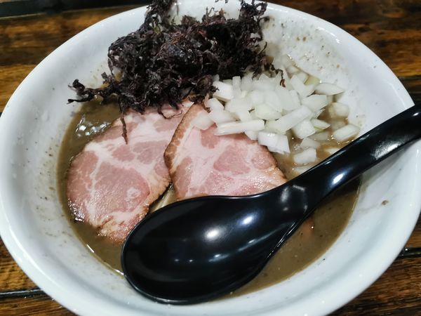 「濃厚煮干し蕎麦濃いめ・ザラつきあり」@麺や 空と大地の写真