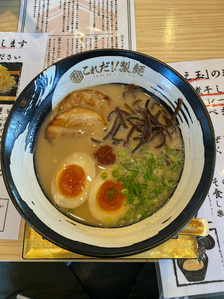 「赤博多とんこつラーメン(¥780円)+味玉(¥130円)」@これだ！！製麺の写真