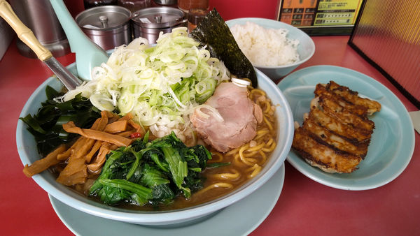 「限定/秋のプレミアム醤油とんこつラーメン+大大+餃子+他」@ラーメン山岡家 瑞穂店の写真