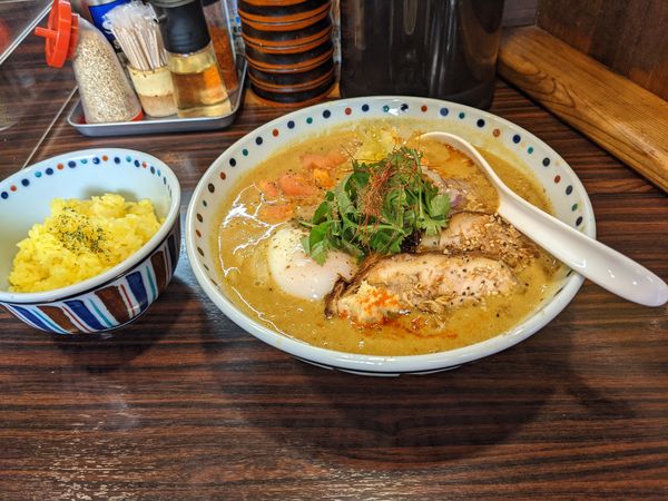 「スパイス胡麻カリー麺+ターメリックライス」@らー麺 あけどやの写真