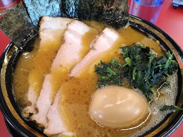 「ラーメンチャーシュー増し＋味玉」@家系ラーメン王道家直伝 との丸家 松飛台店の写真