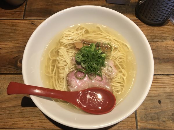 「軍鶏塩ラーメン 1000円」@麺屋 翔 西新宿本店の写真