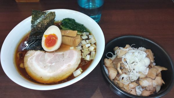 「醤油ラーメン、チャーシュー丼1100円」@とものもとの写真