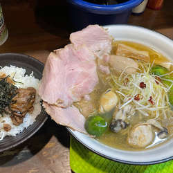 特大牡蠣と芽キャベツのシラスにんにく塩らーめん