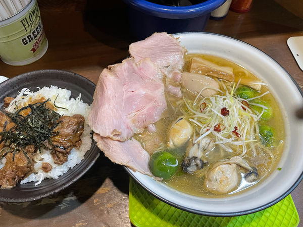 「特大牡蠣と芽キャベツのシラスにんにく塩らーめん」@まりお流らーめんの写真