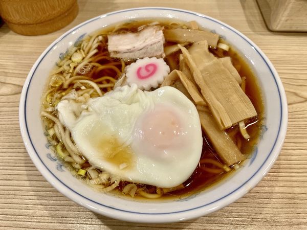 「サッポロ赤星＋チャーシューワンタン皿→らーめん＋玉子＋メンマ」@らーめん 高尾の写真