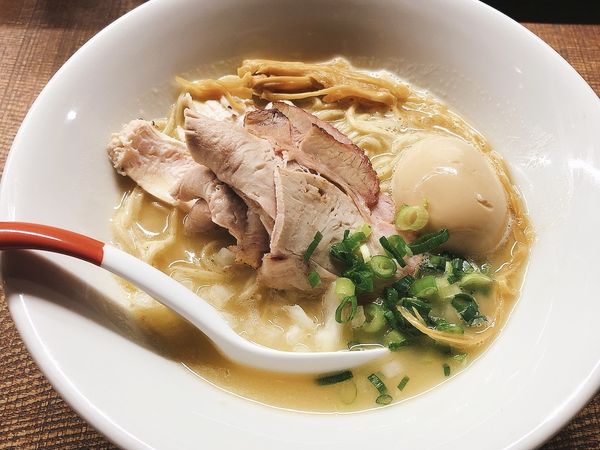 「深み鶏　味玉（910円）、替え玉①：ガーリック（200円）」@芛堂寺の写真