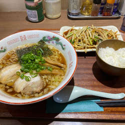 日替り定食(醤油ラーメン、ニラレバ、半ライス)850円